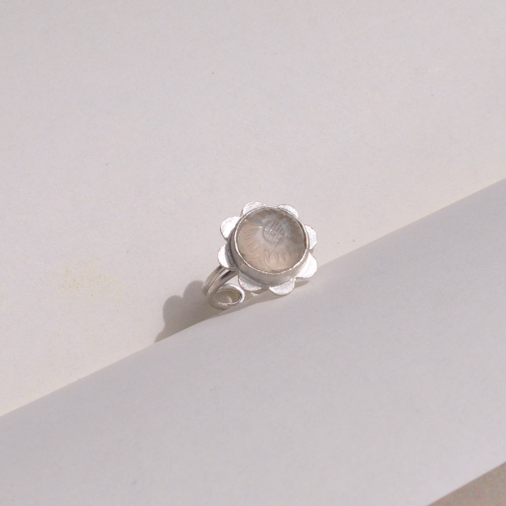 Anillo piedra luna flor