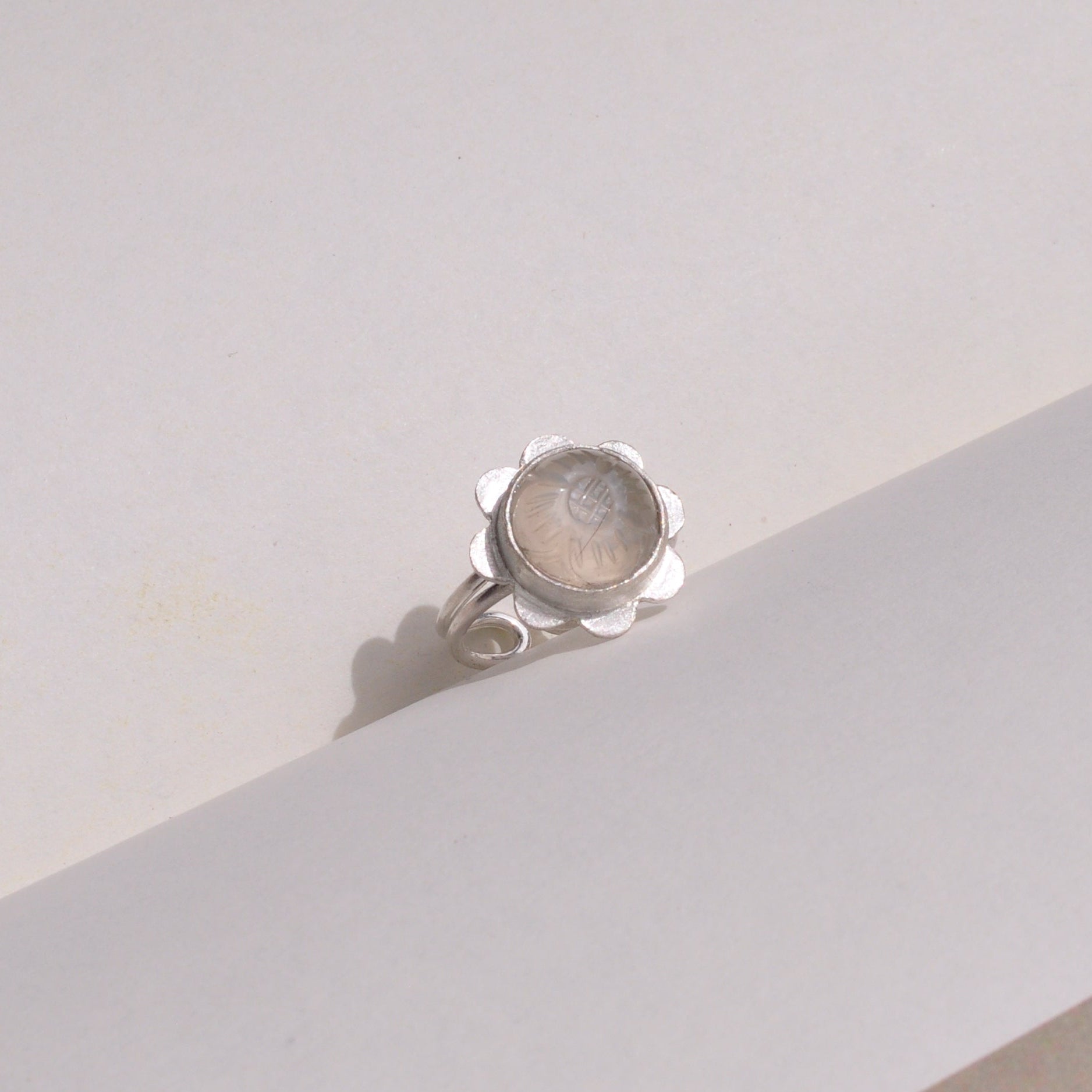 Anillo piedra luna flor