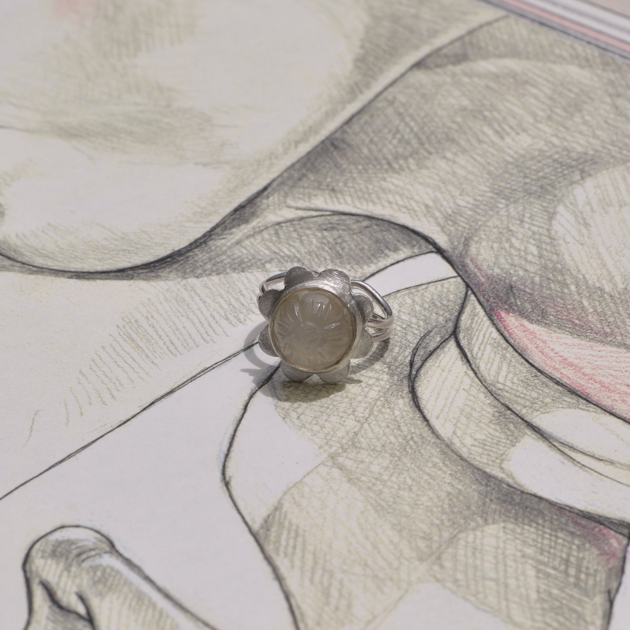 Anillo piedra luna flor