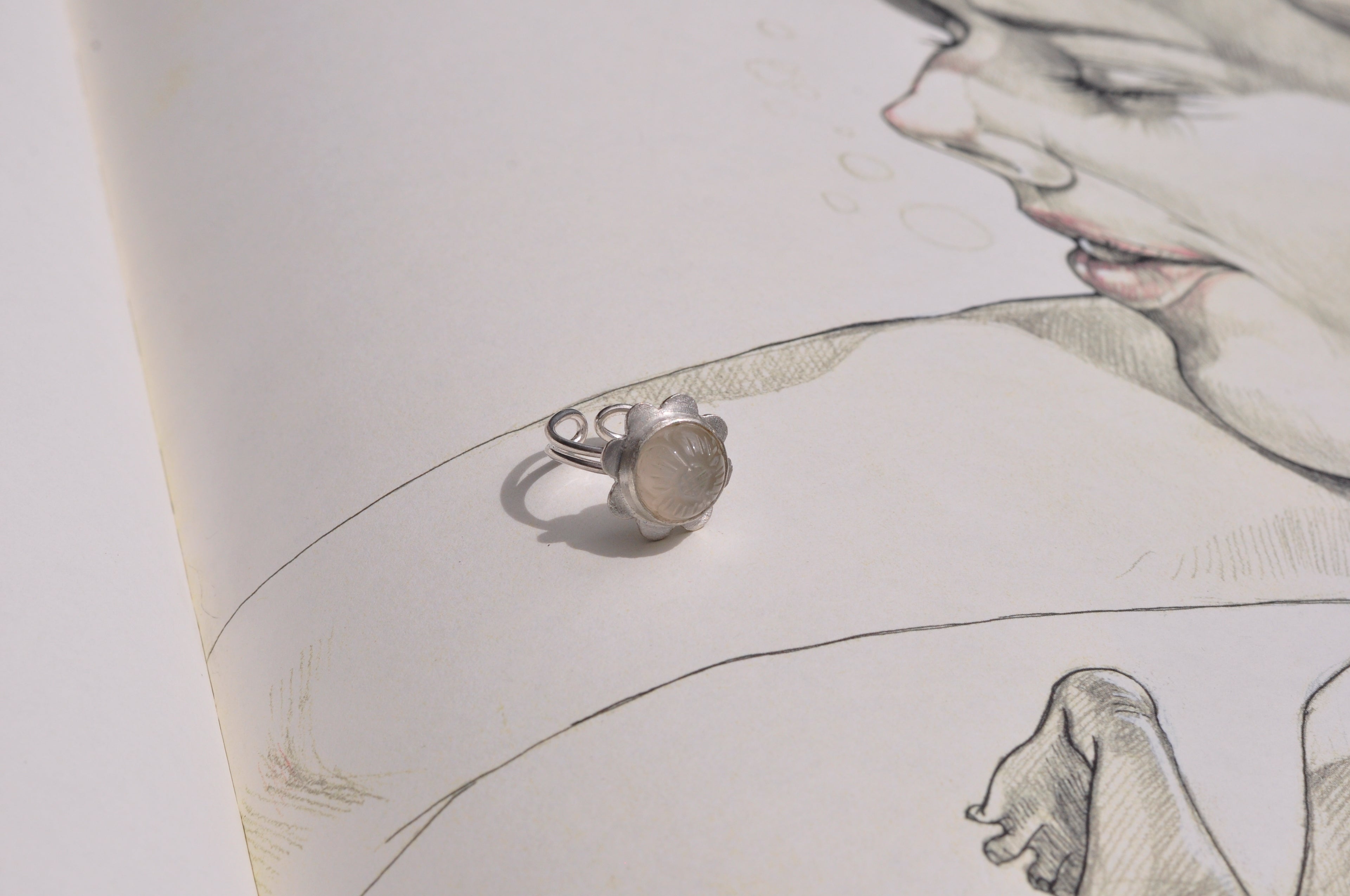 Anillo piedra luna flor