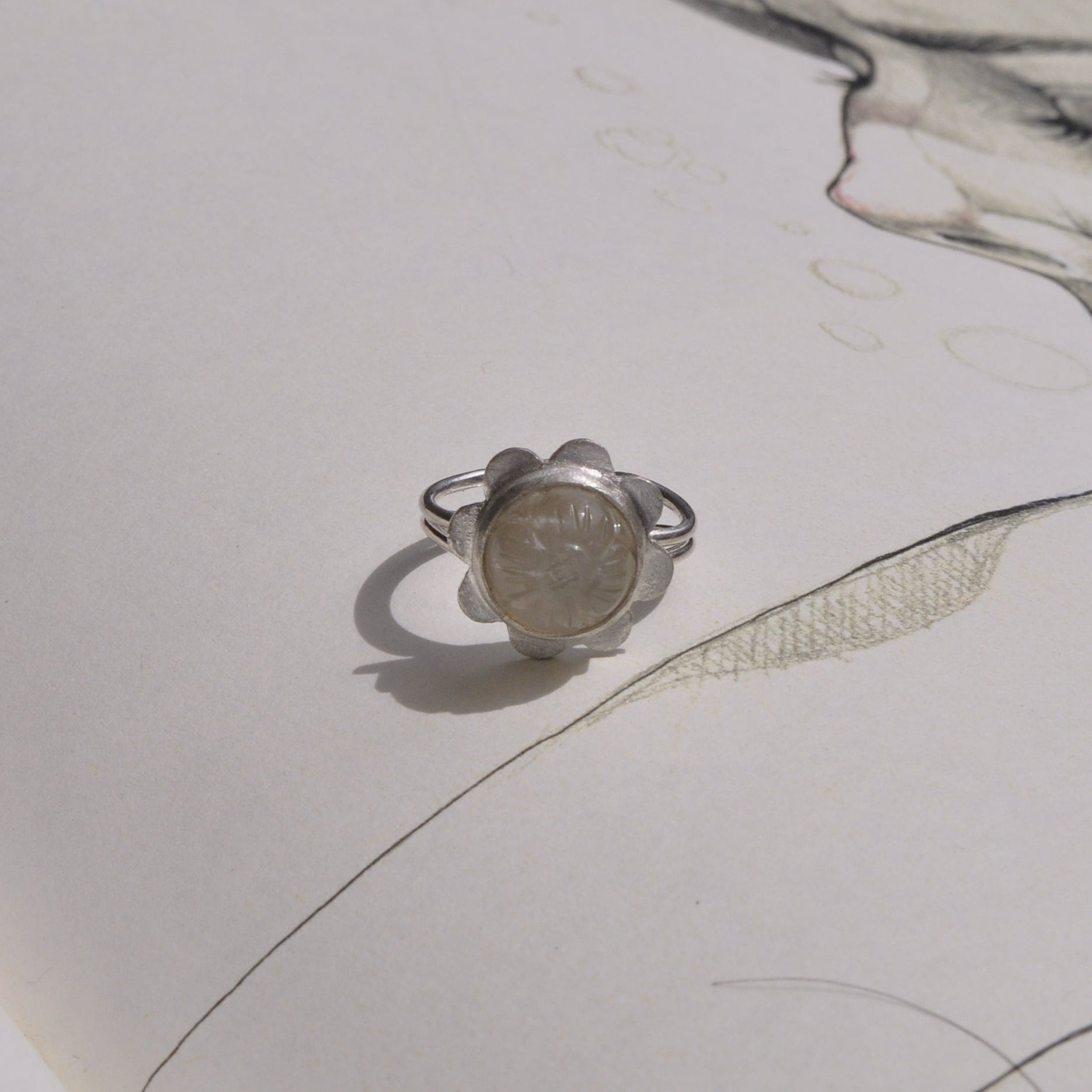 Anillo piedra luna flor