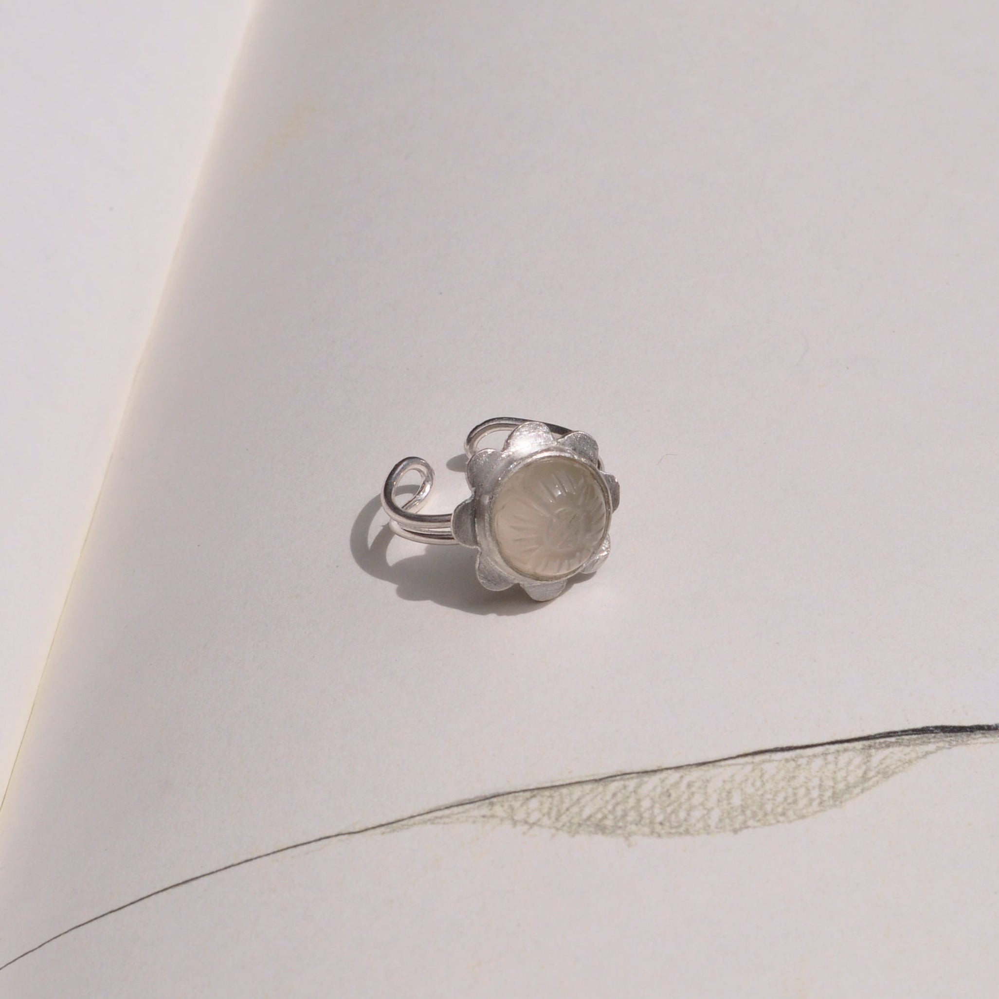 Anillo piedra luna flor