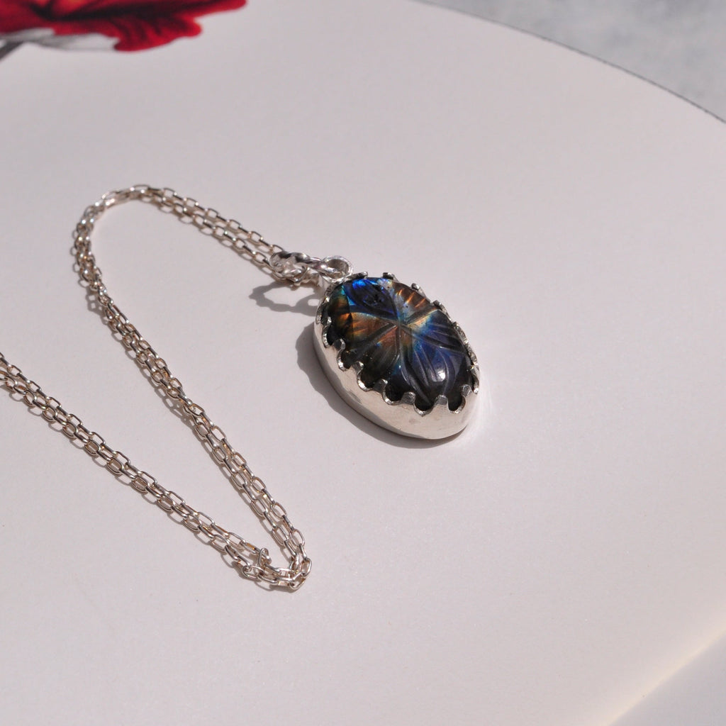 Collar de labradorita talla flor