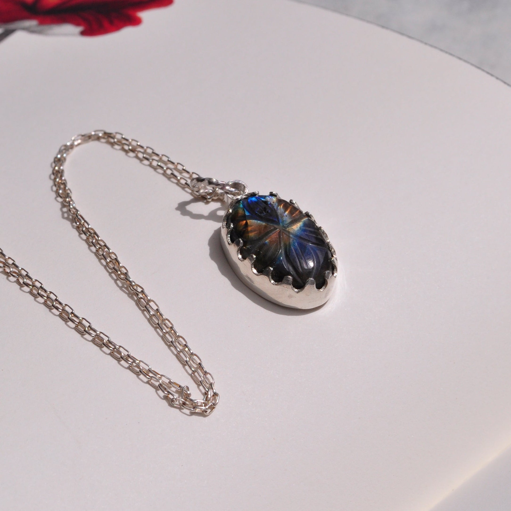 Collar de labradorita talla flor