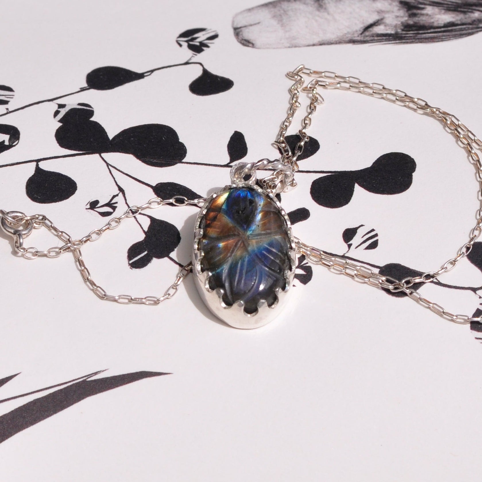 Collar de labradorita talla flor