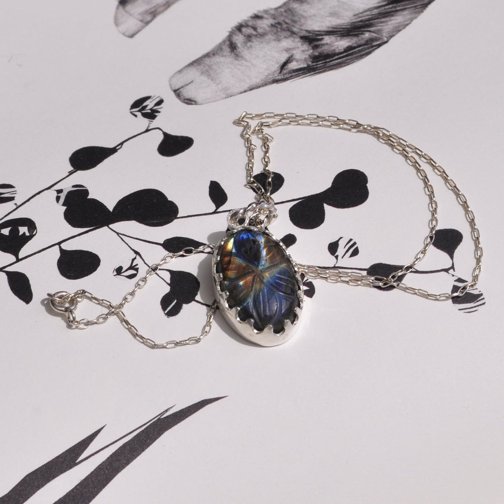 Collar de labradorita talla flor