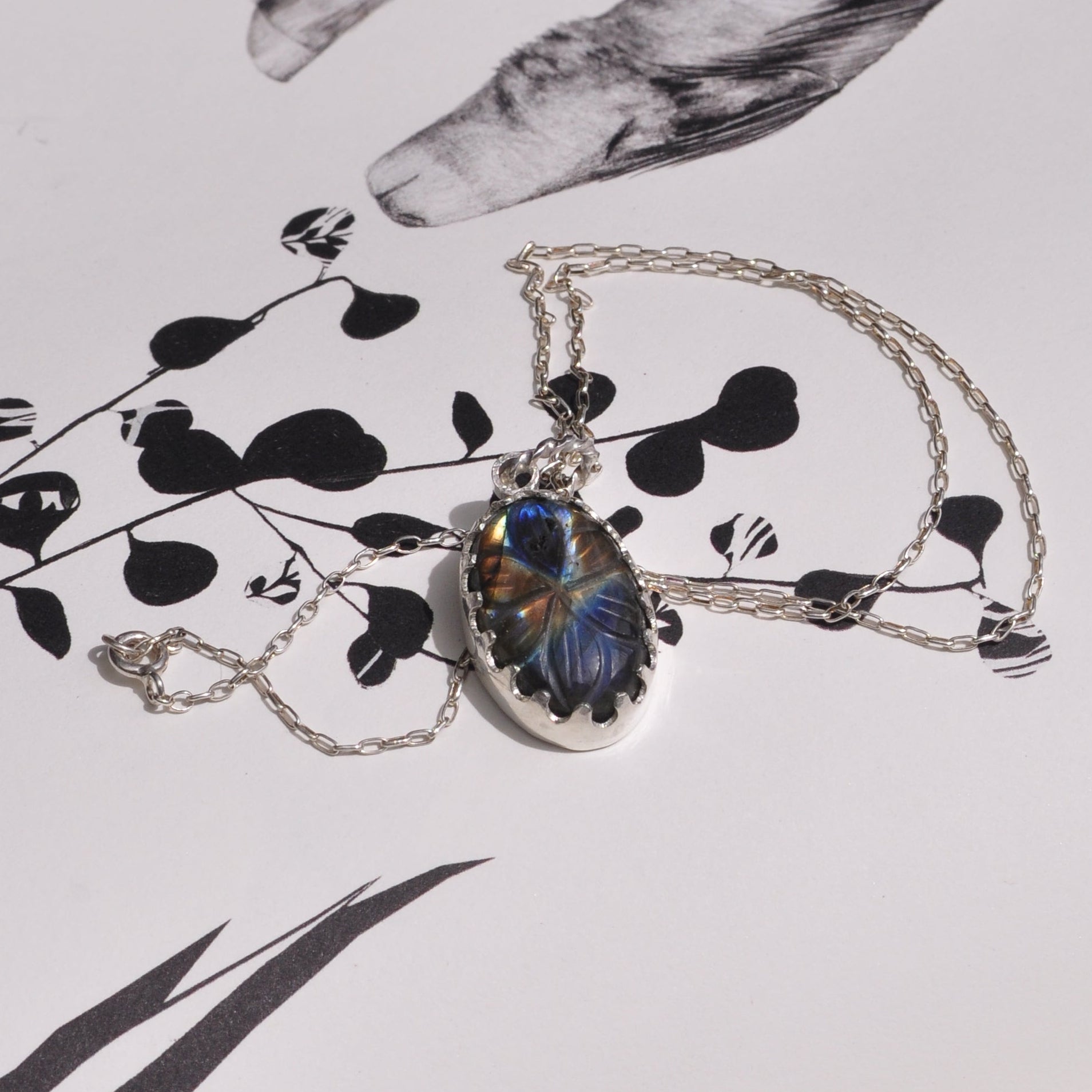 Collar de labradorita talla flor