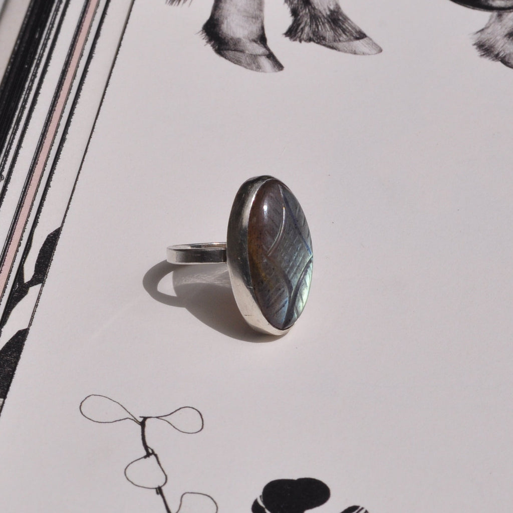 Anillo labradorita tallada