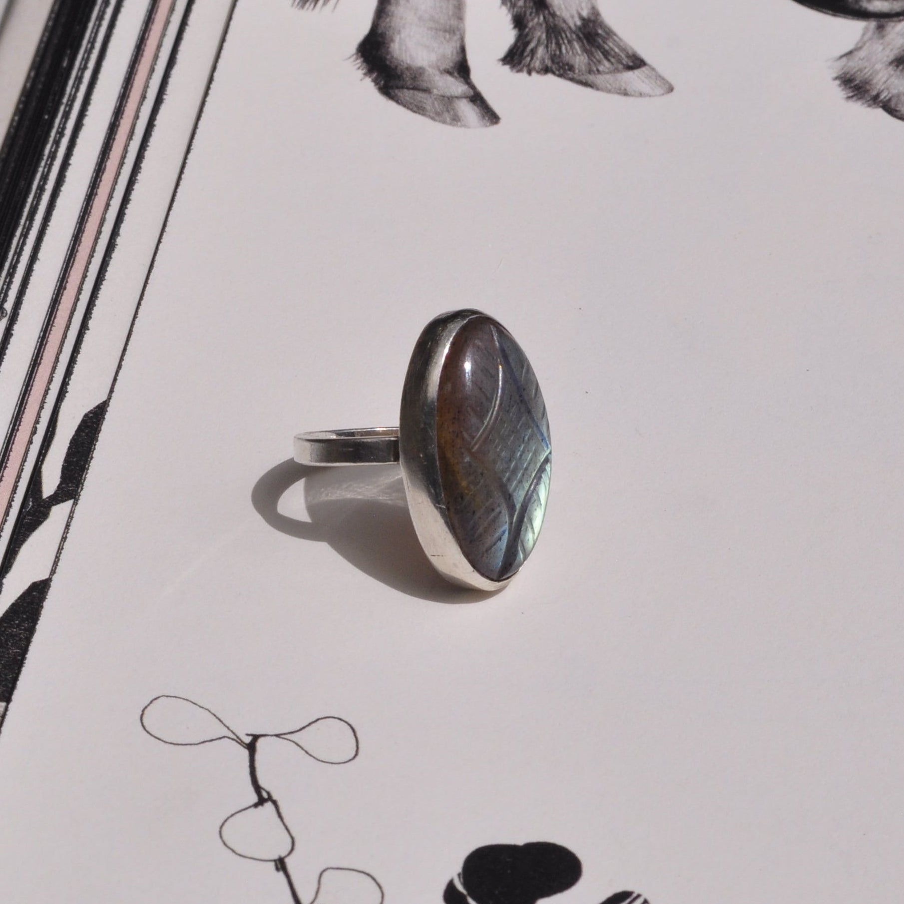 Anillo labradorita tallada