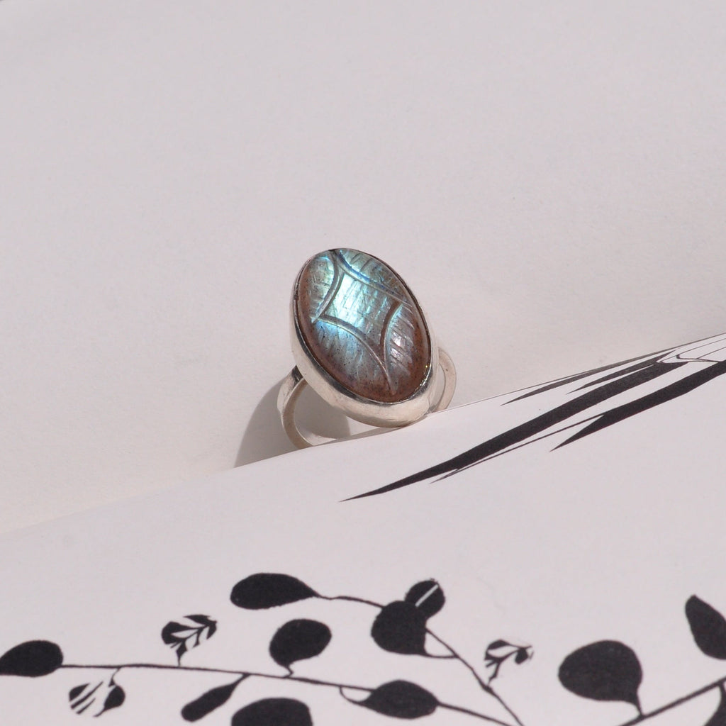 Anillo labradorita tallada