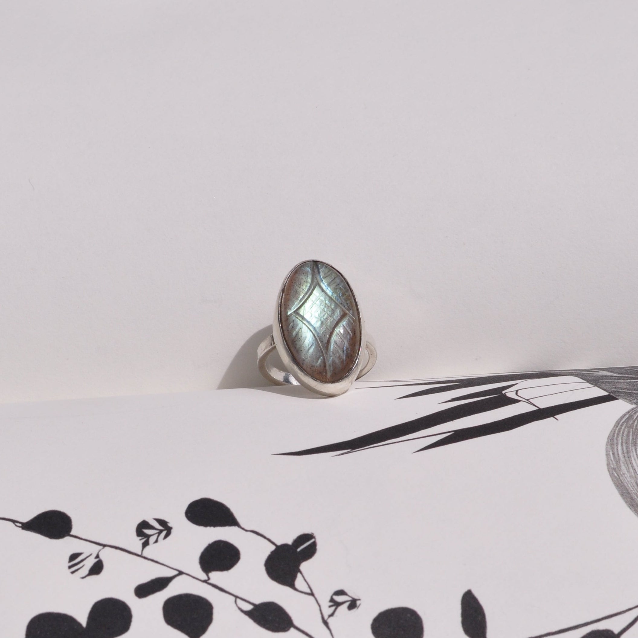 Anillo labradorita tallada