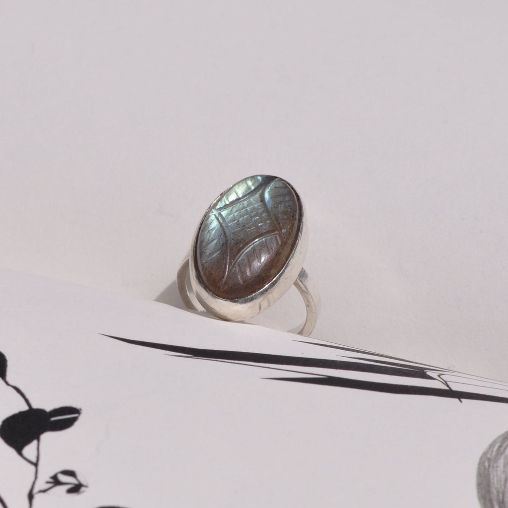 Anillo labradorita tallada