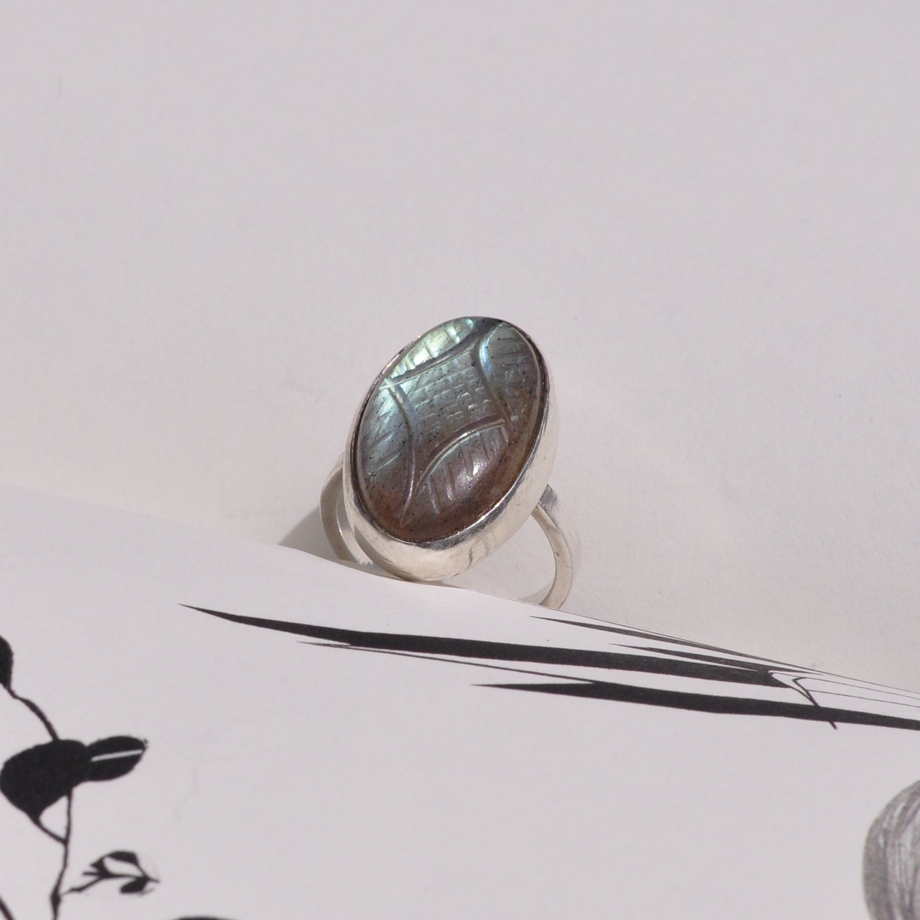 Anillo labradorita tallada