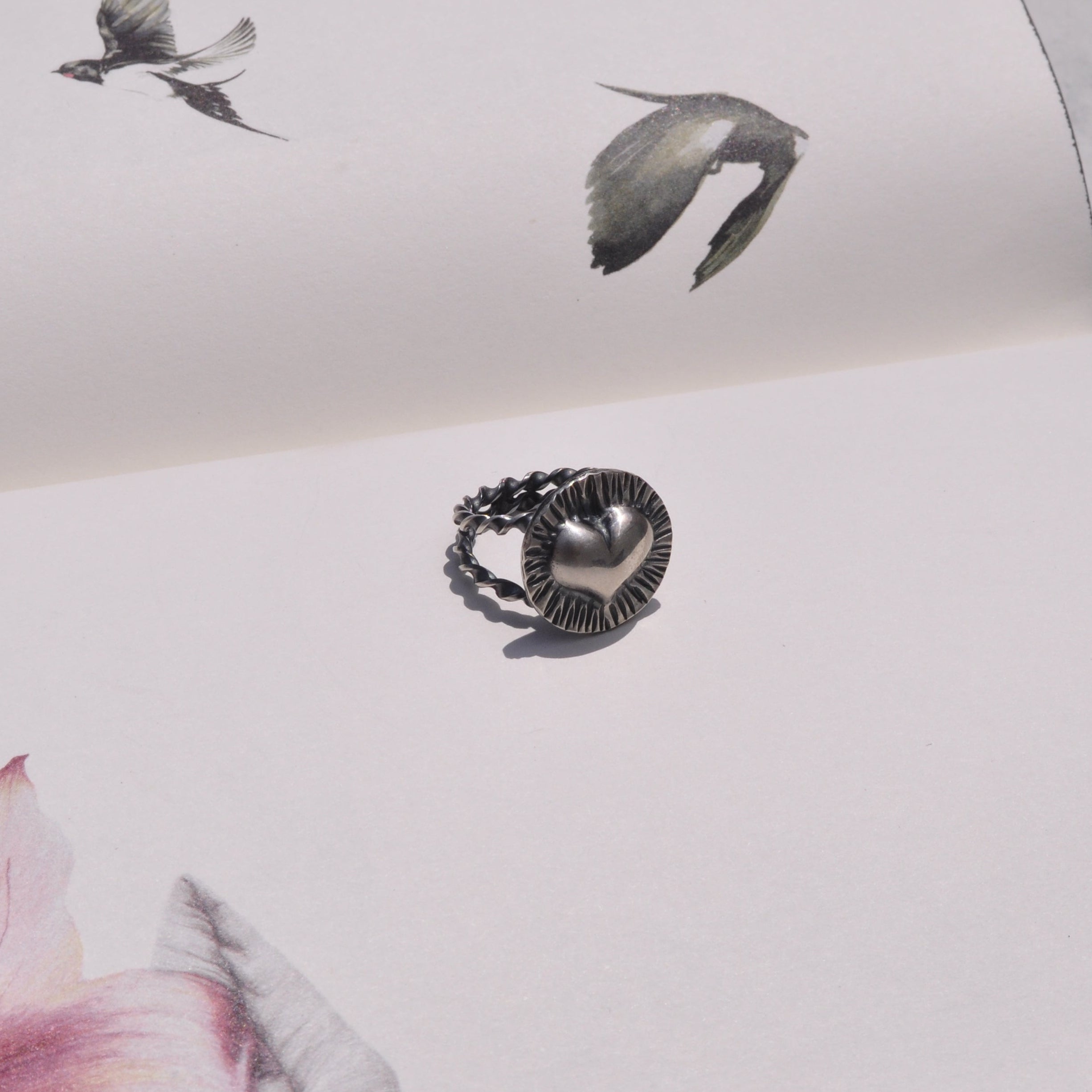 Anillo corazón relieve