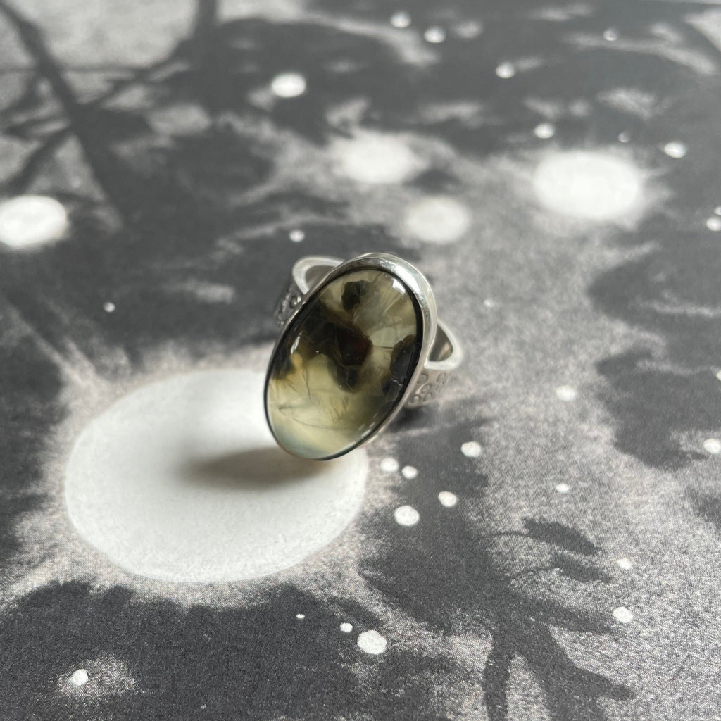 Anillo Prehnita ovalada