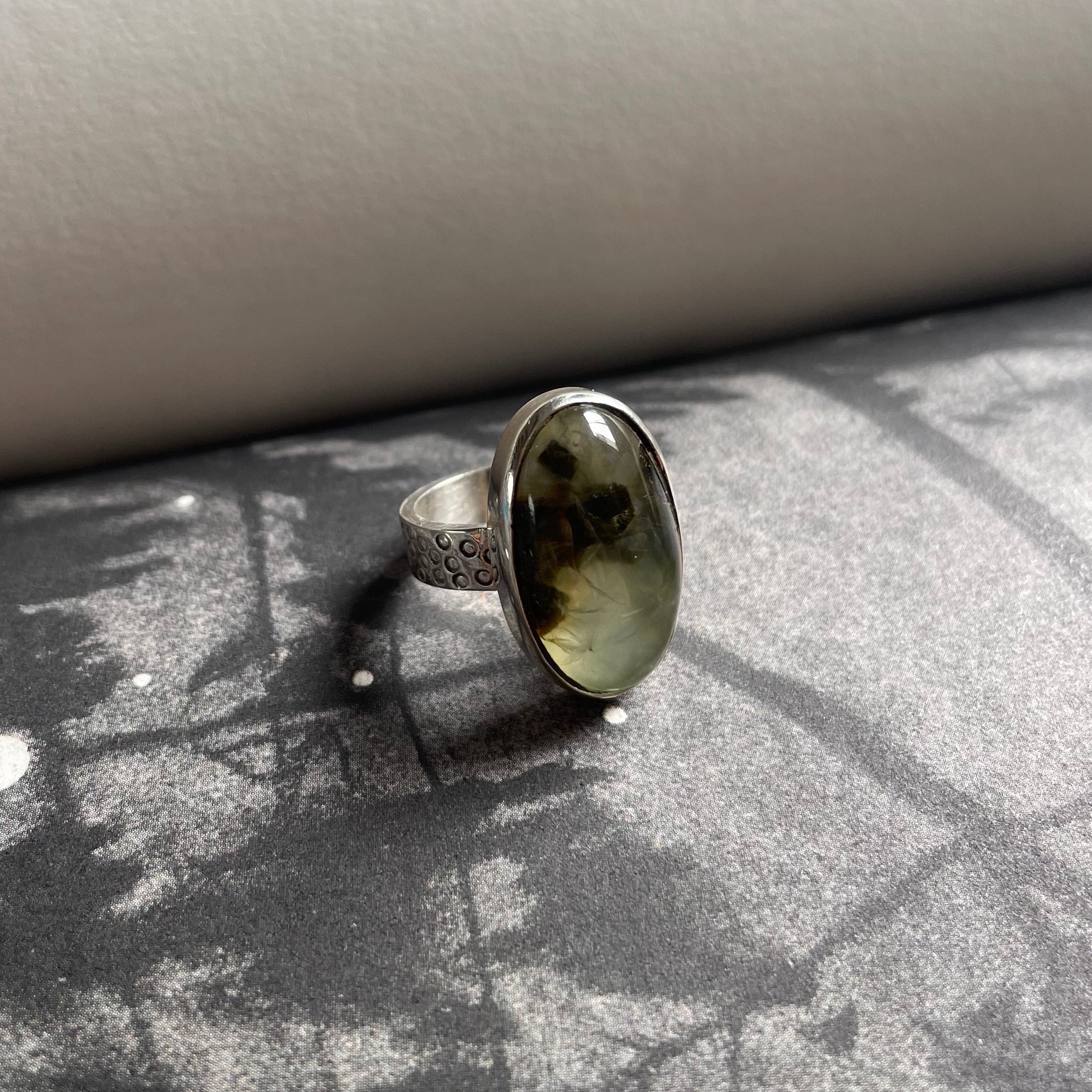 Anillo Prehnita ovalada