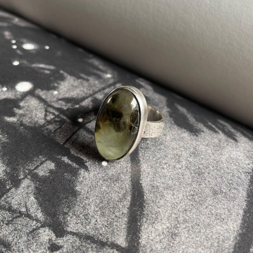 Anillo Prehnita ovalada