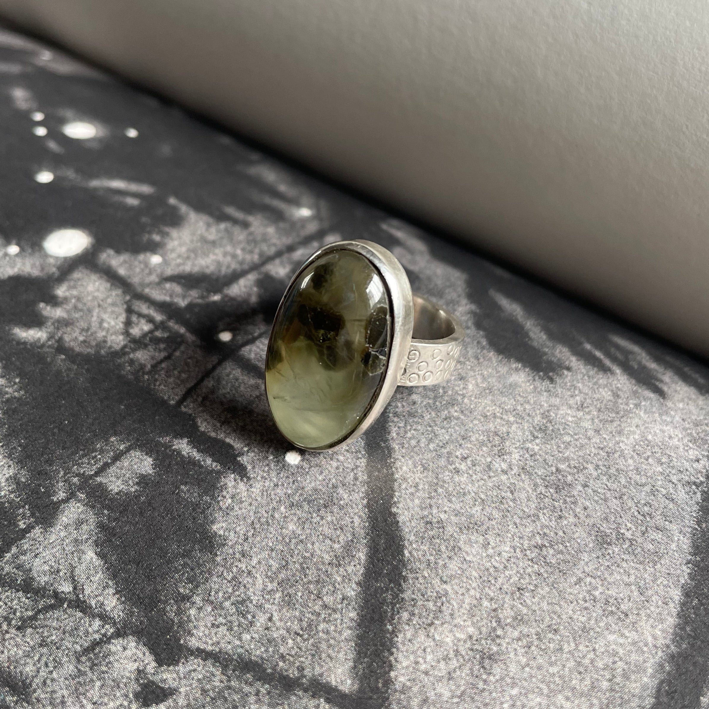 Anillo Prehnita ovalada