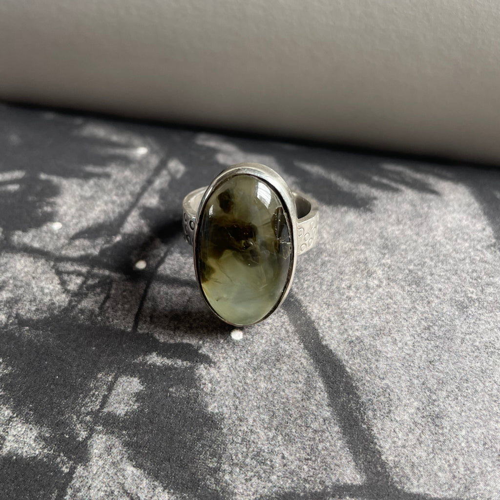 Anillo Prehnita ovalada