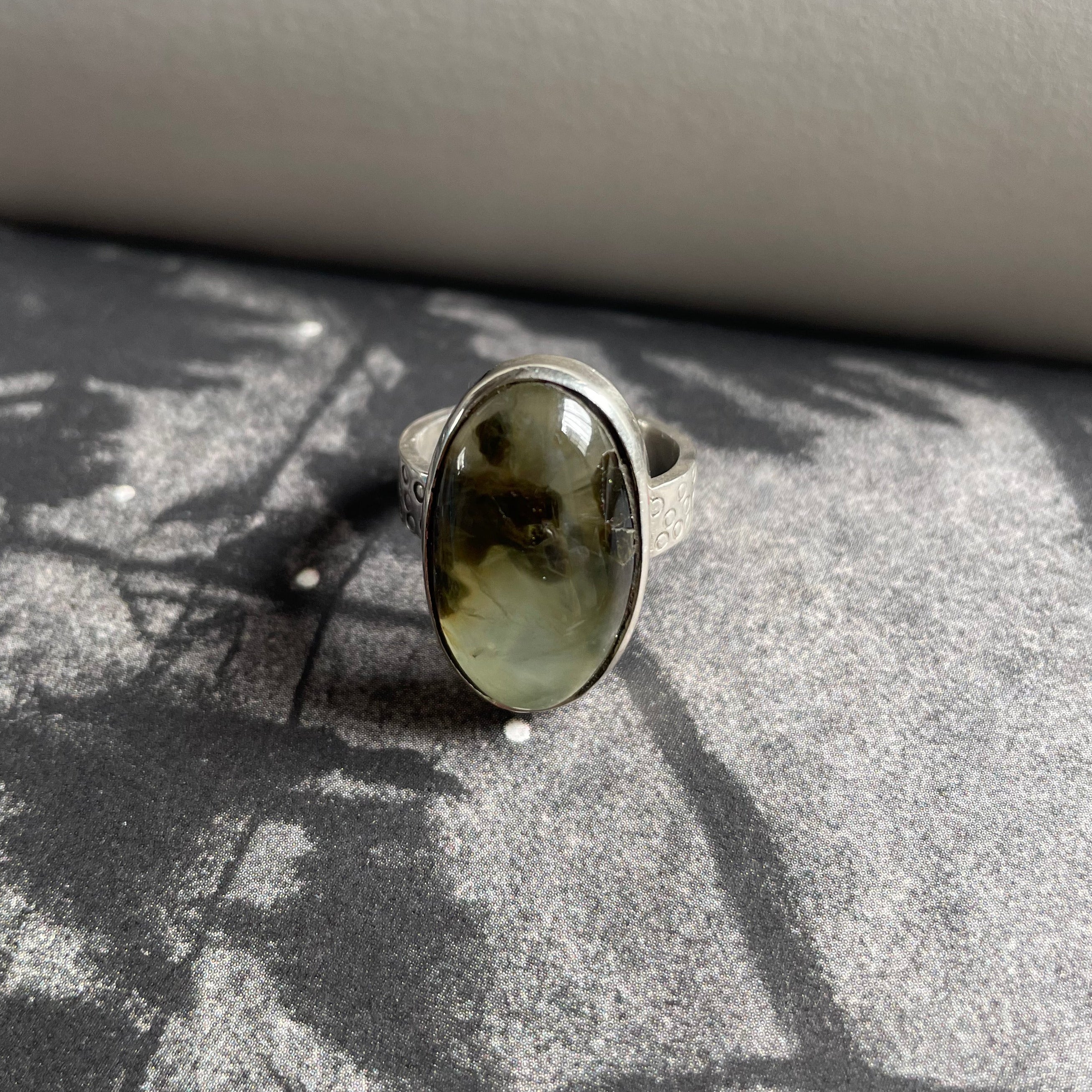 Anillo Prehnita ovalada
