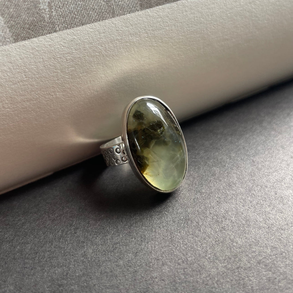 Anillo Prehnita ovalada