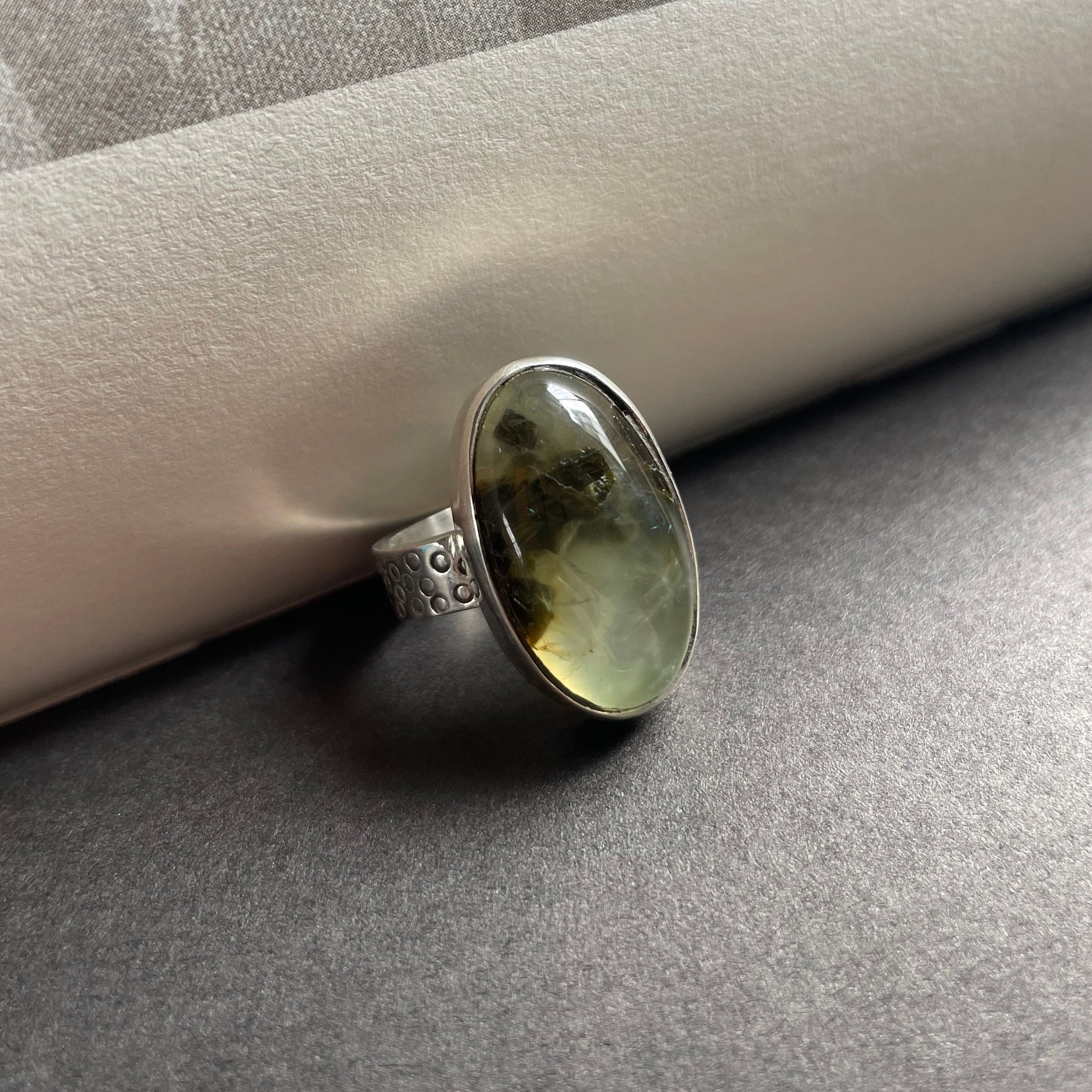 Anillo Prehnita ovalada
