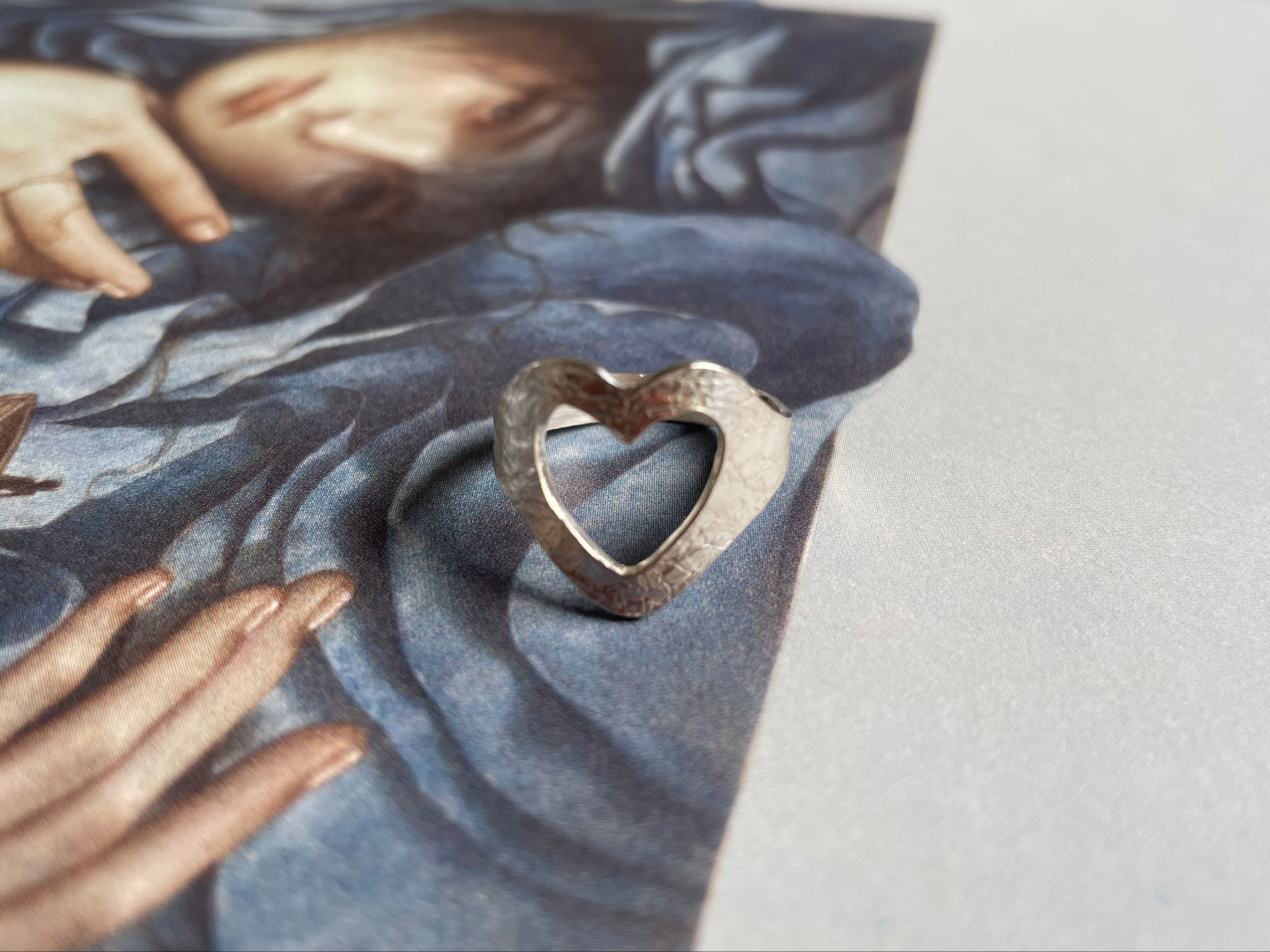 Anillo corazón calado y textura