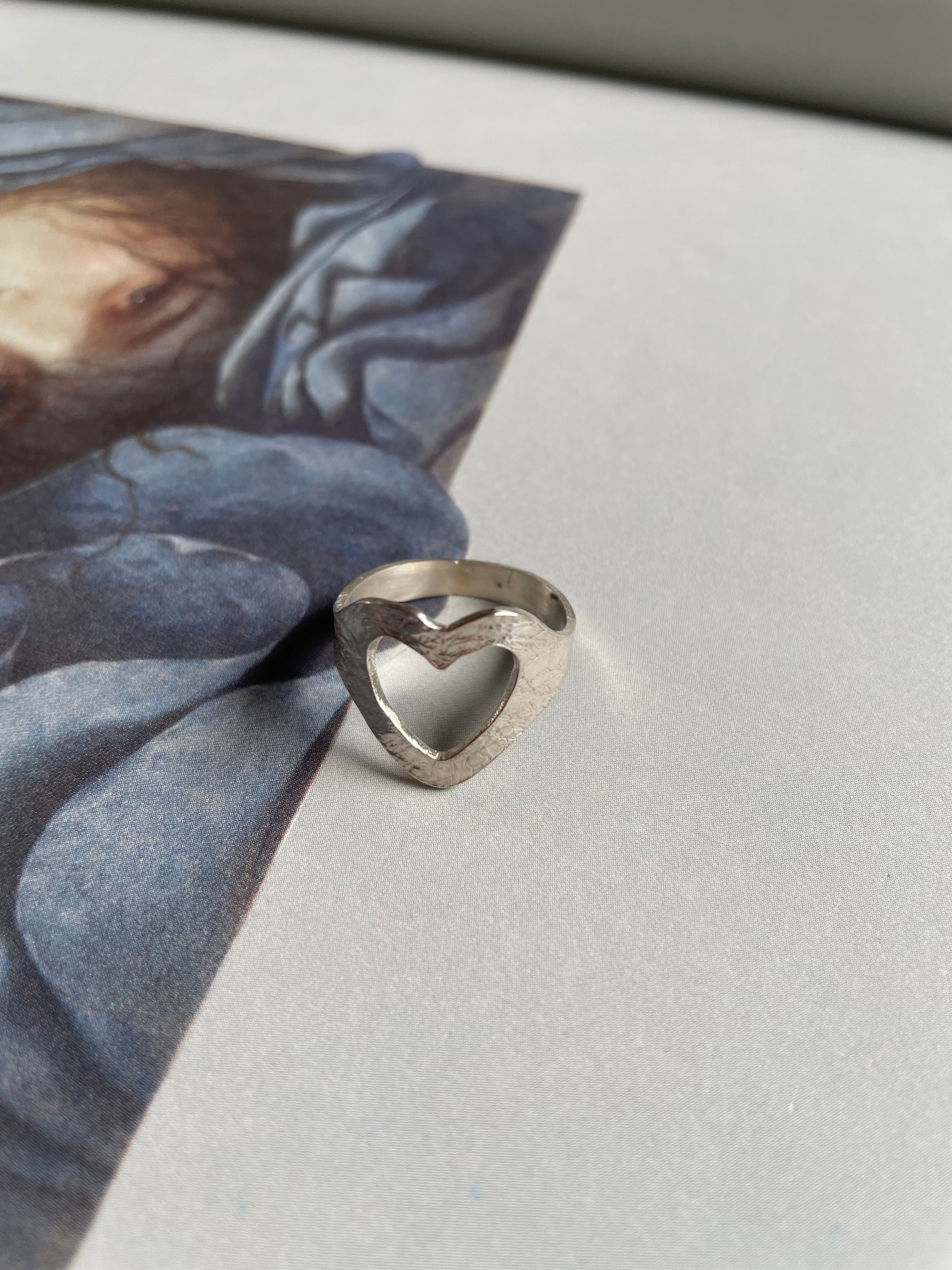 Anillo corazón calado y textura
