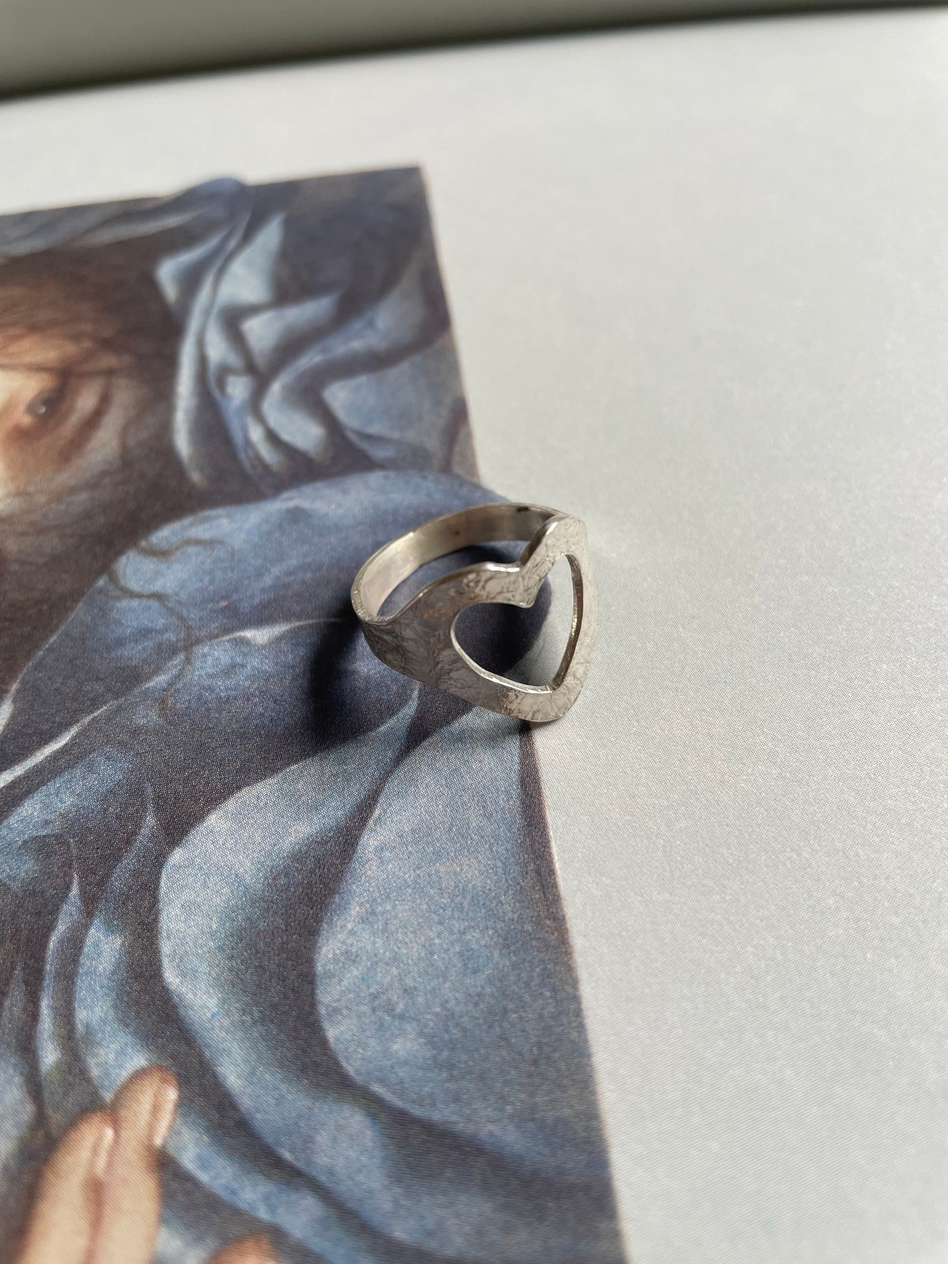 Anillo corazón calado y textura