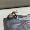 Anillo corazón calado y textura